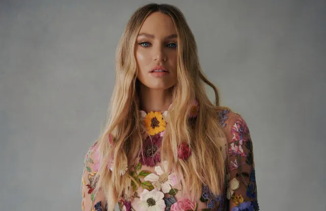 Oscar de la Renta transformă florile târzii de vară într-o colecție de vis pentru toamna 2021