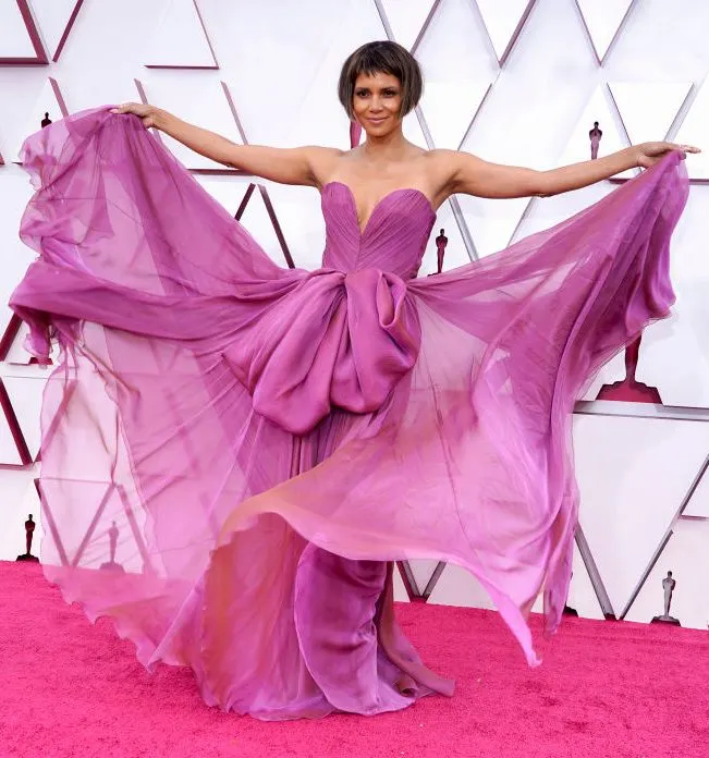 Premiile Oscar 2021 | Cele mai frumoase ținute de pe covorul roșu