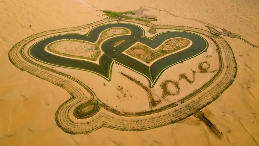 Love lake | Luciul de apă sub formă de inimă din deșertul Dubaiului