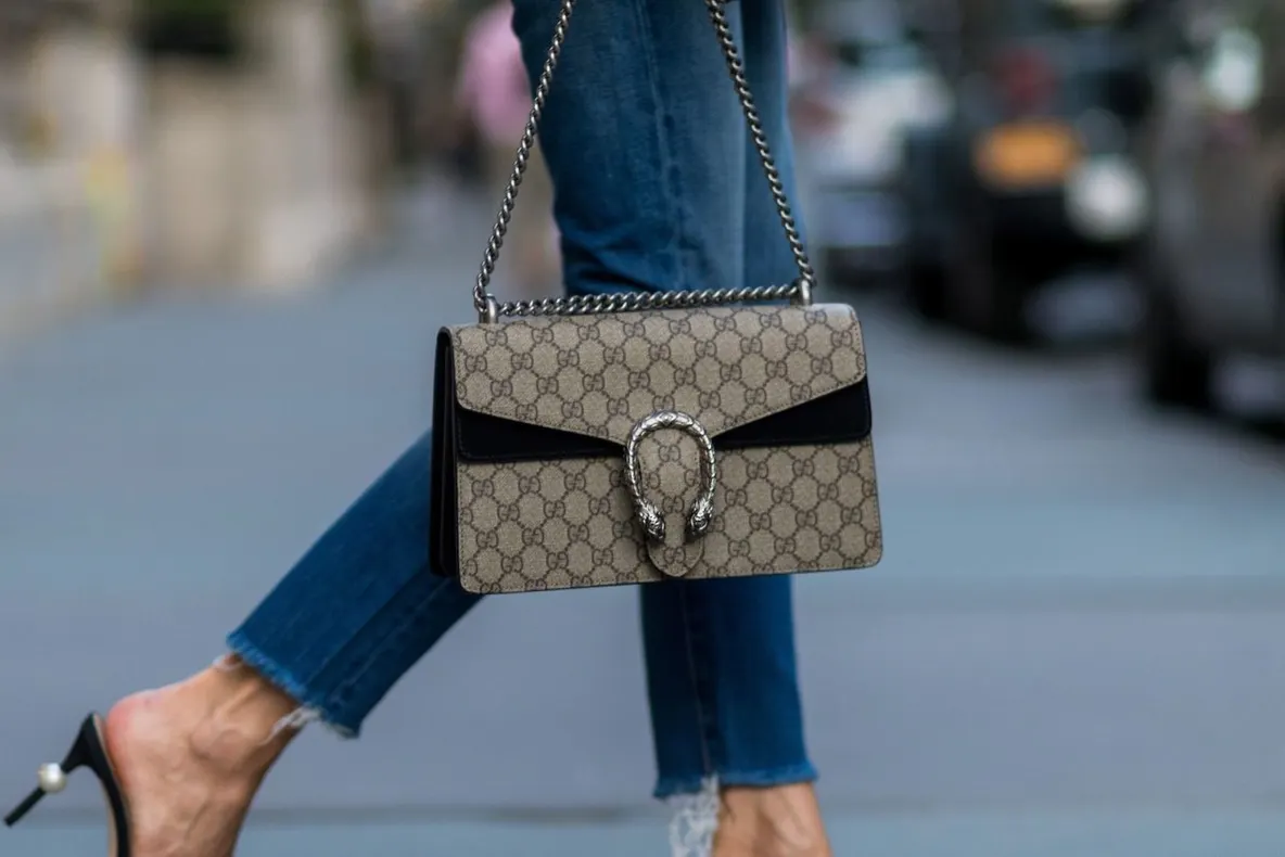 Gucci | O geantă digitală s-a vândut cu mai mult decât valoarea sa reală