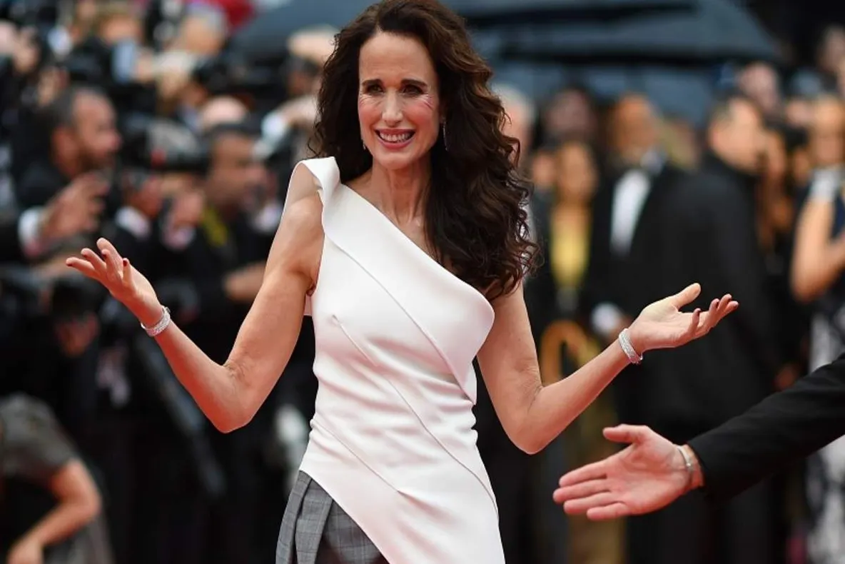 Cannes 2021 | Andi MacDowell, apariție spectaculoasă pe covorul roșu