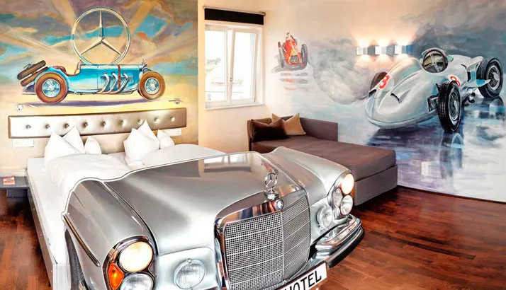 Germania | Hotelul care vă permite să dormiți în paturi de dimensiuni mari fabricate din automobile reale