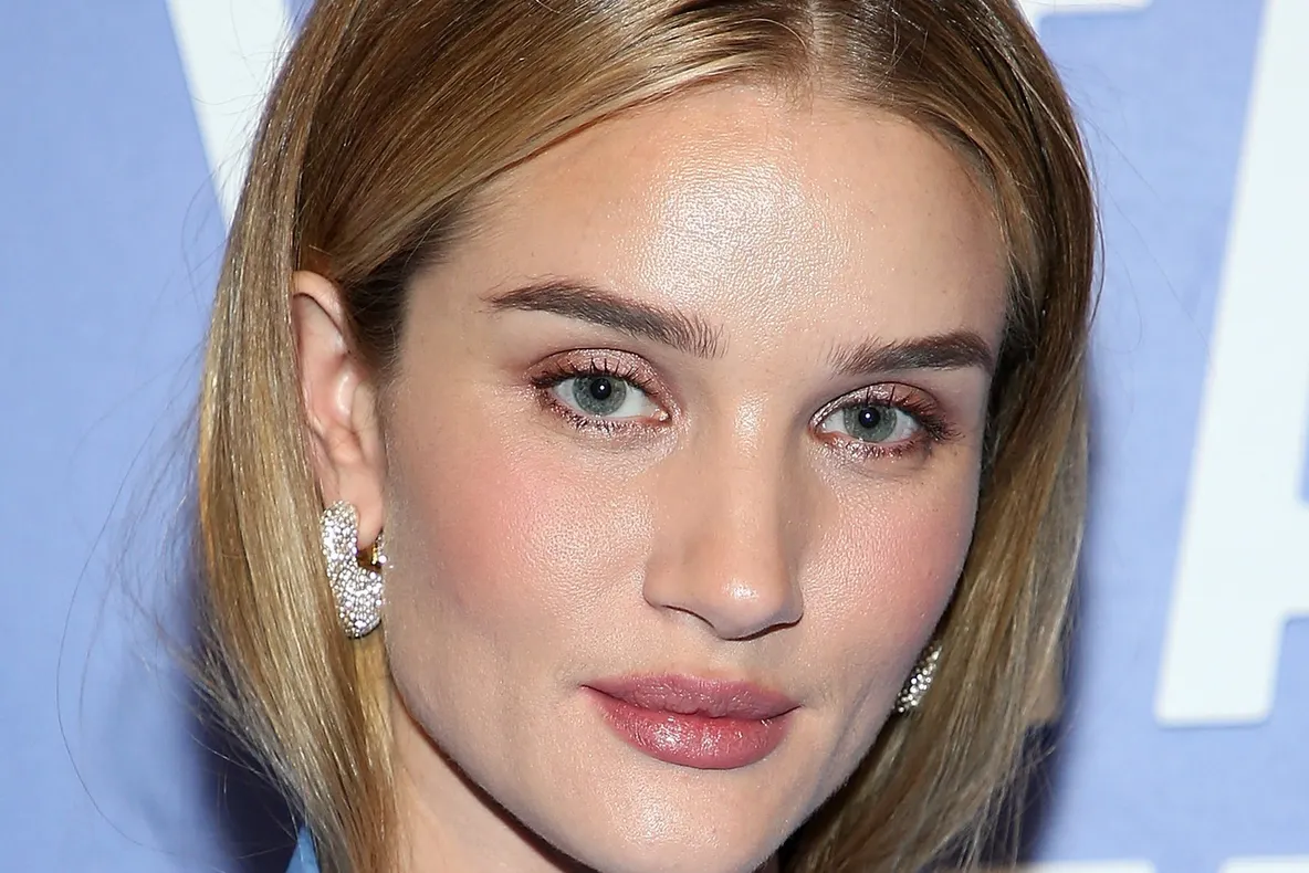 Topmodelul Rosie Huntington-Whiteley lansează o linie de cosmetice
