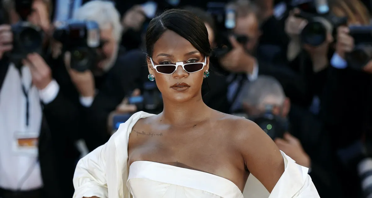 Rihanna lansează primul parfum. Va fi unisex