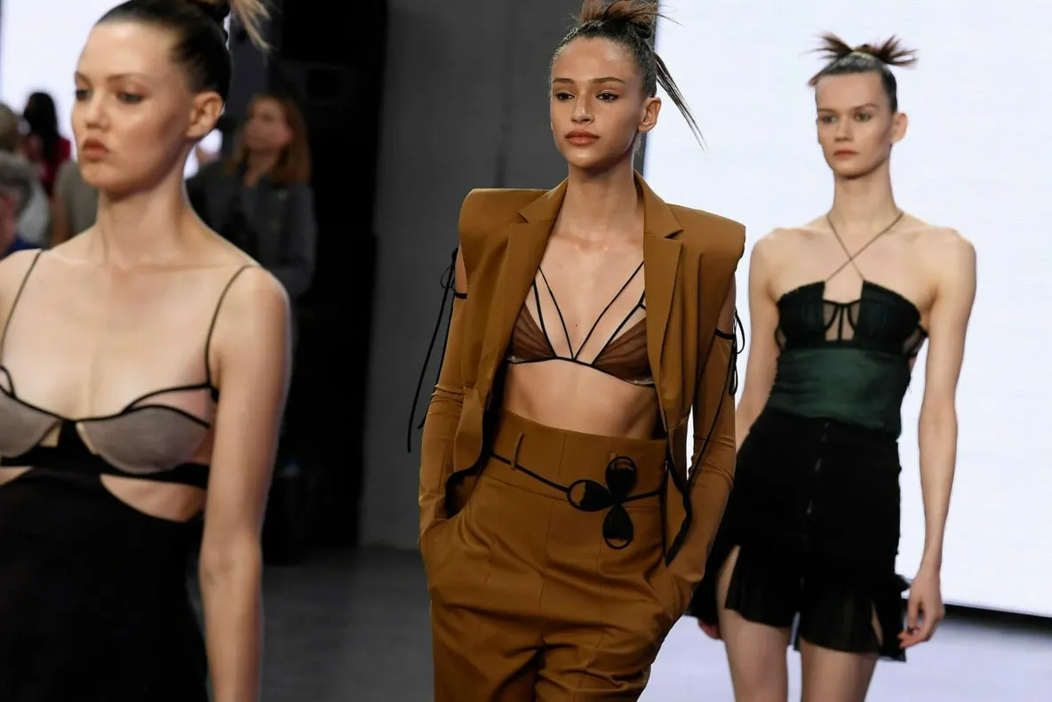5 tendințe de frumusețe observate la London Fashion Week
