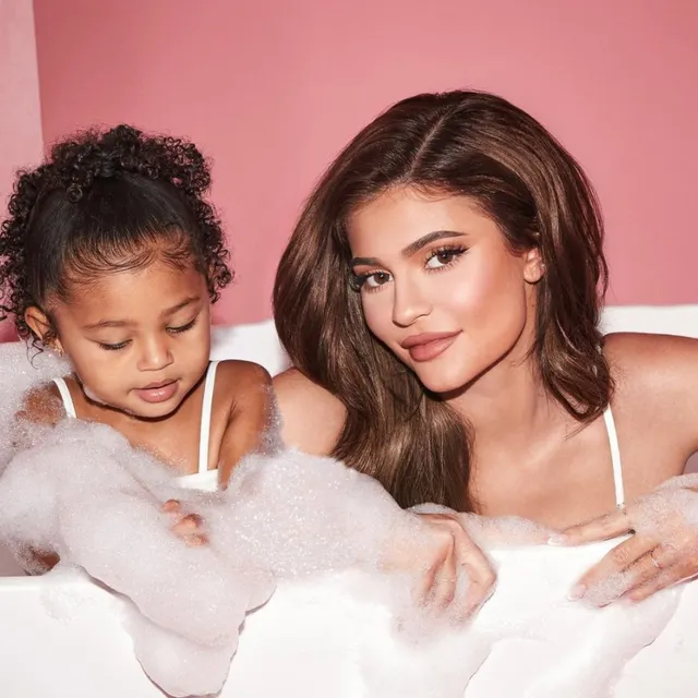 Kylie Jenner lansează o linie de îngrijire a bebelușilor