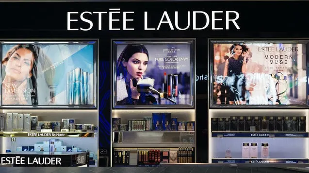 Estée Lauder închide divizia de parfumuri de designer