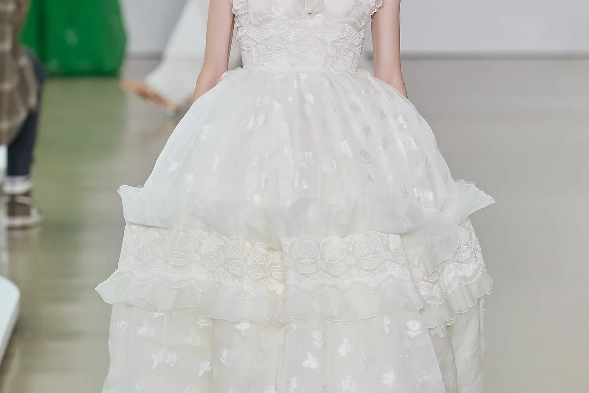 Colecția de primăvară / vară 2022 a lui Giambattista Valli conține modele pentru fiecare mireasă