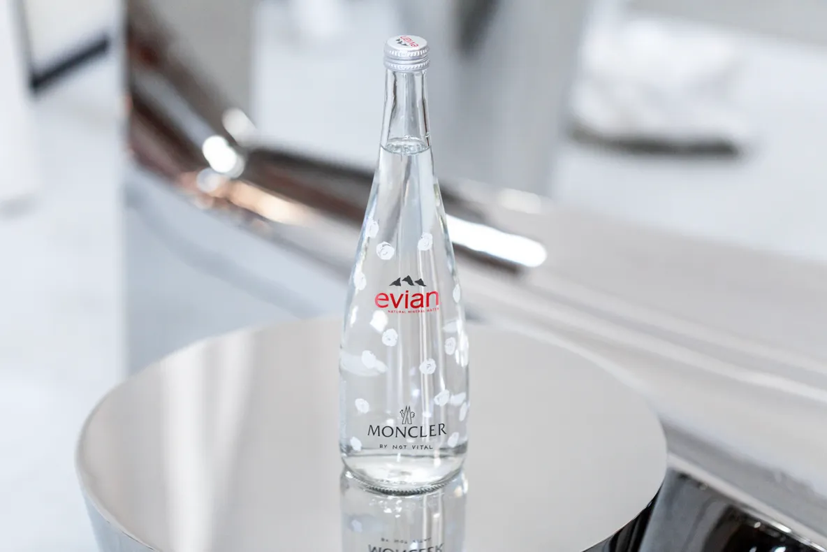 Descoperă noua sticlă Evian în ediție limitată