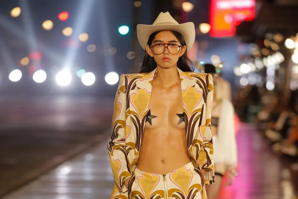 Glamour, sexy, technicolor | Gucci s-a dat în spectacol pe Hollywood Boulevard