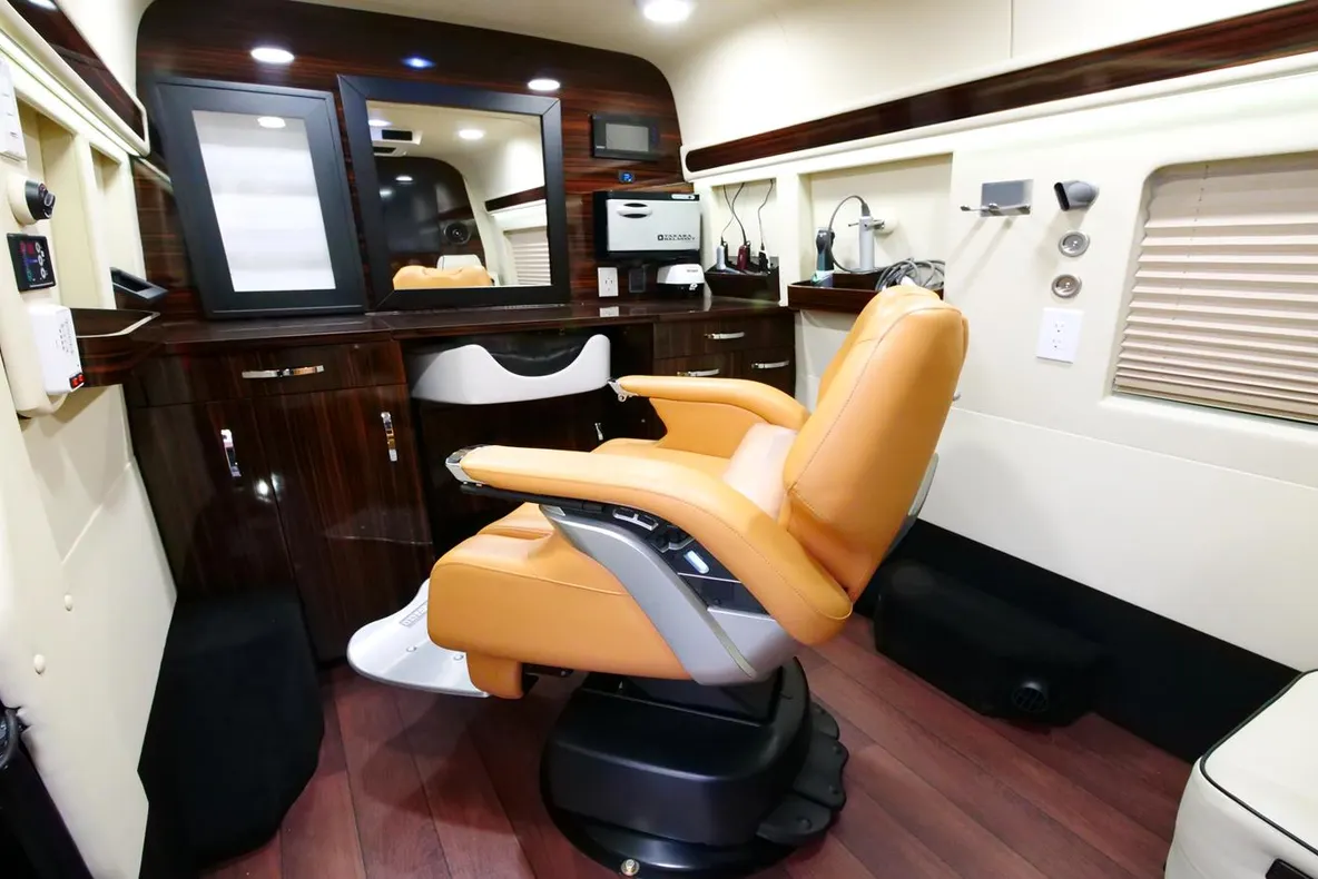 Și-a transformat dubița într-o frizerie mobilă de lux. Interiorul e spectaculos!