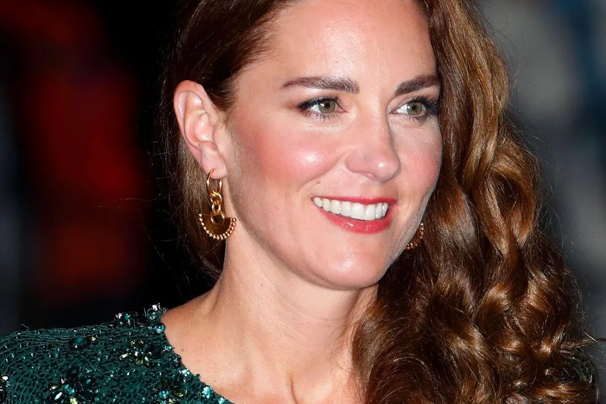 Kate Middleton, apariție divină într-o rochie aurie, la gala de Crăciun
