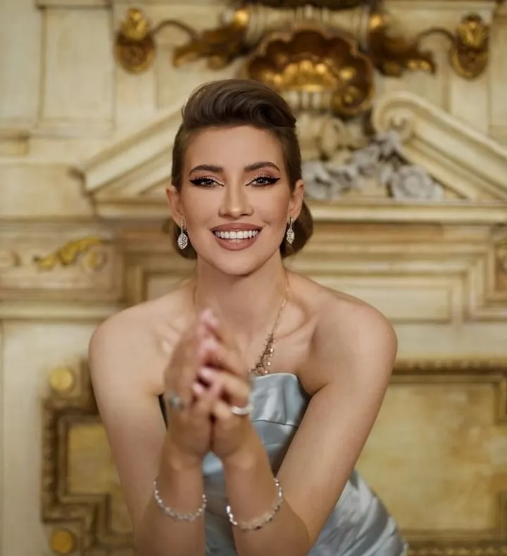 Bijuteriile de lux pe care le promovează Iulia Albu ajung și la 25.000 de euro
