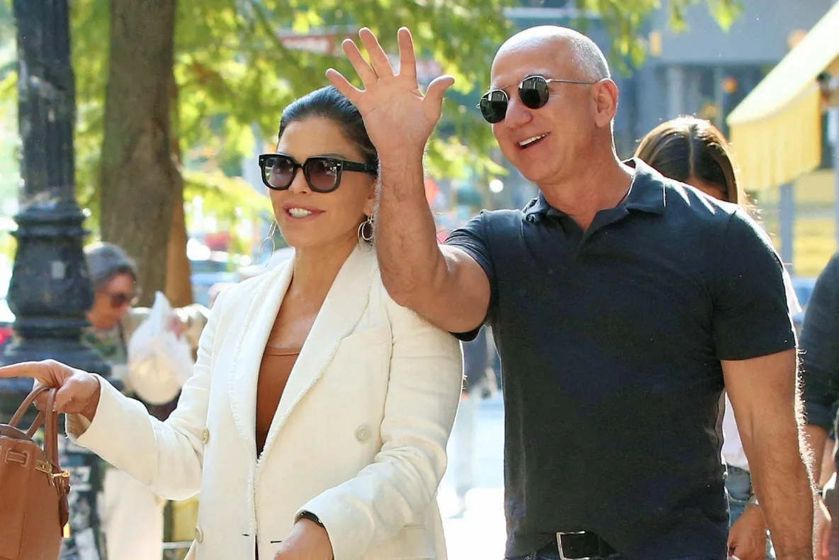Cum au fost surprinși Jeff Bezos și iubita lui, Lauren Sanchez, în vacanță pe o insulă exclusivistă
