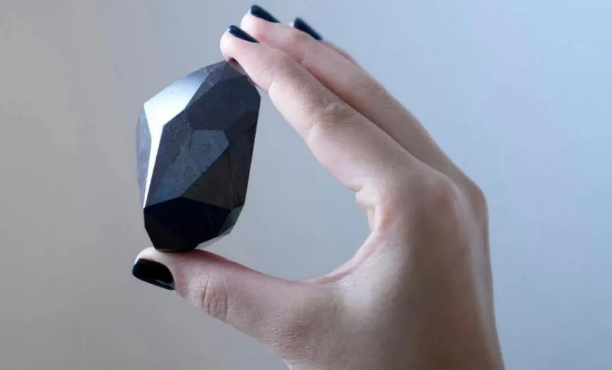Un diamant negru de 555 carate, provenit din spațiu, scos la vânzare