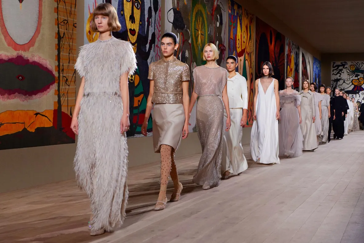 Dior Fashion Show | Explozie de broderii prețioase în noua colecție haute couture