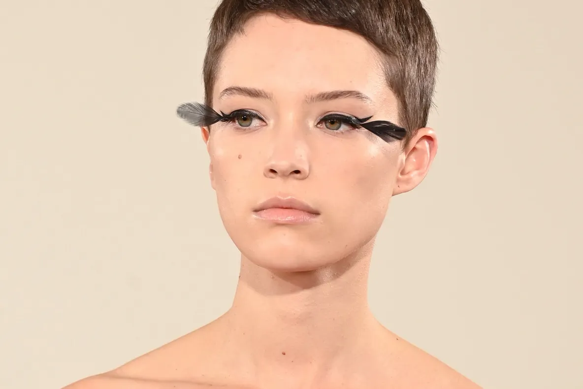 Valentino inventează eyelinerul cu pene