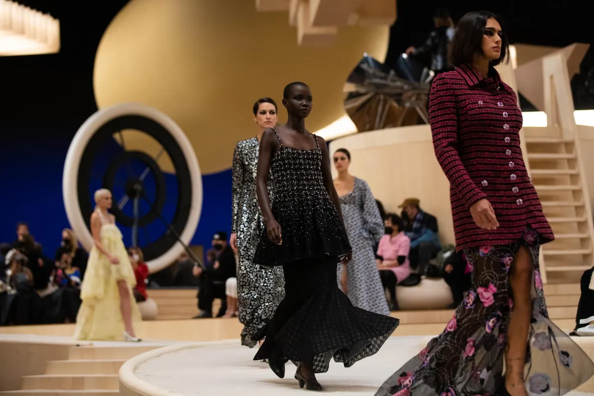 Chanel redefinește țesătura luxului cu un spectacol haute couture extrem de contrastant