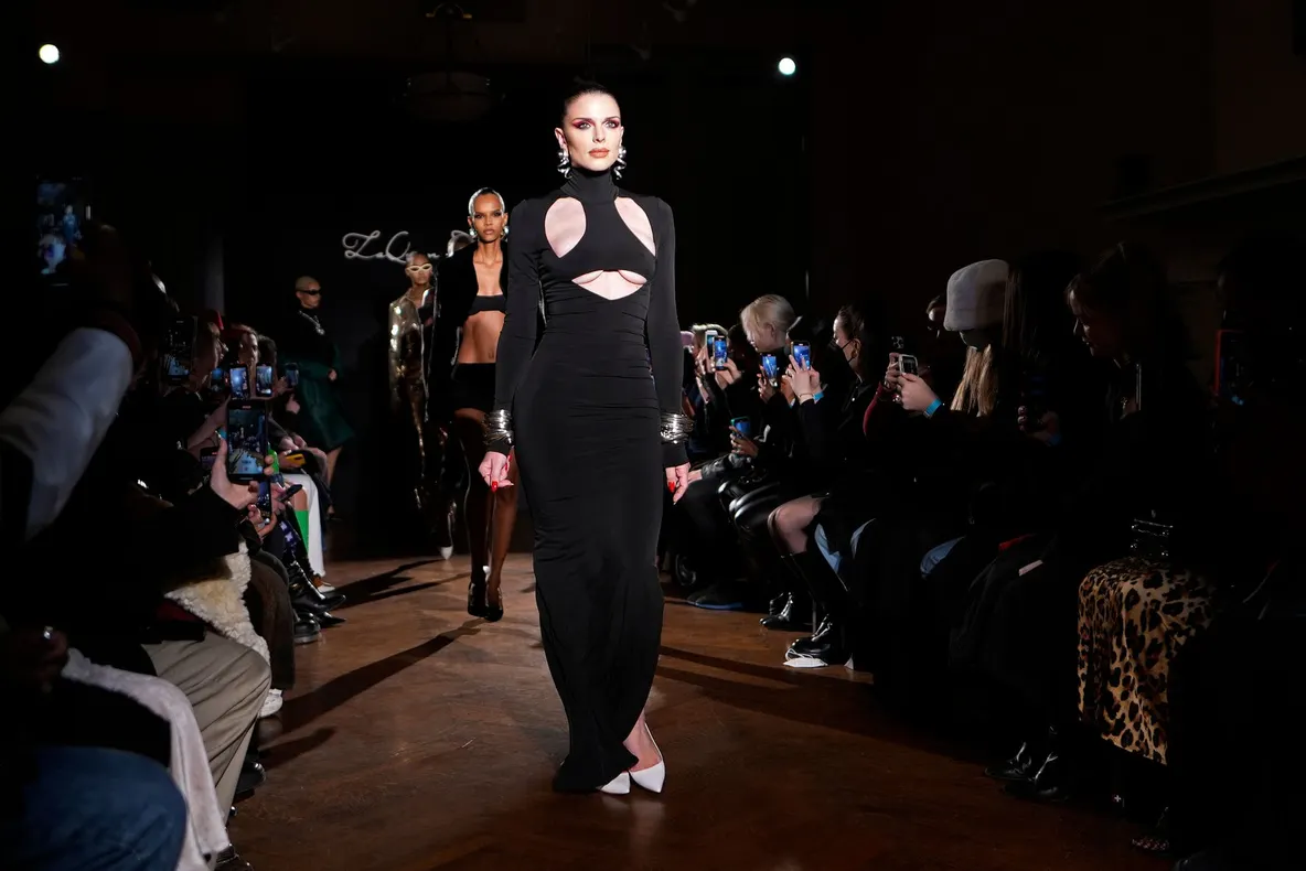 Debut pe podium! Julia Fox defilează într-o rochie de răzbunare uluitoare