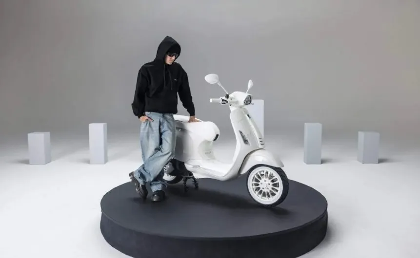 Justin Bieber a proiectat un scuter Vespa și este superb