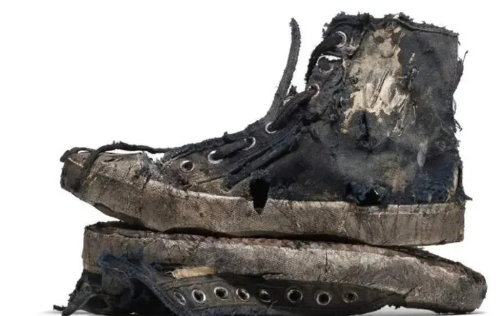 Șocant! Balenciaga vinde pantofi sport distruși. Prețul este exorbitant!