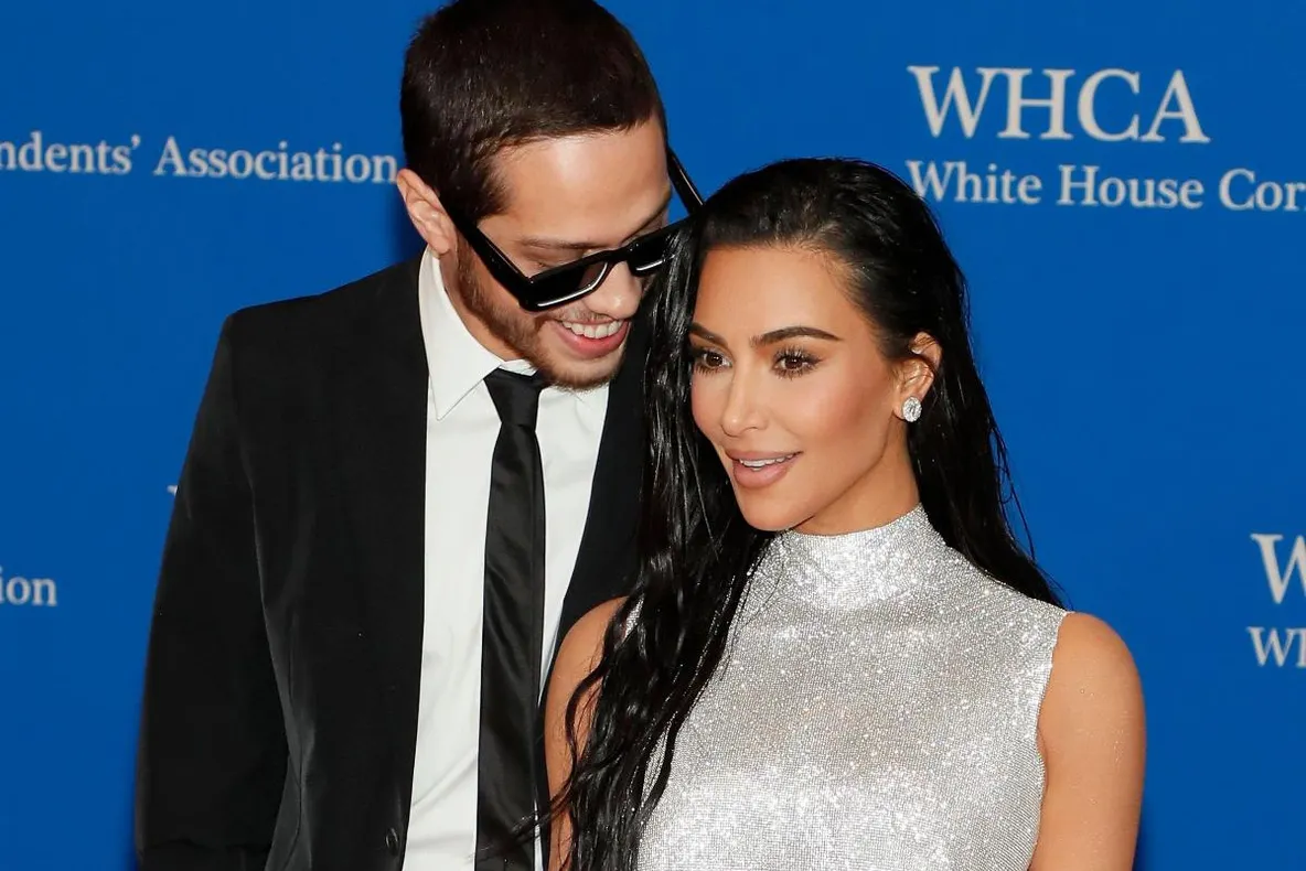 Kim Kardashian și Pete Davidson și-au făcut debutul pe covorul roșu ca un cuplu