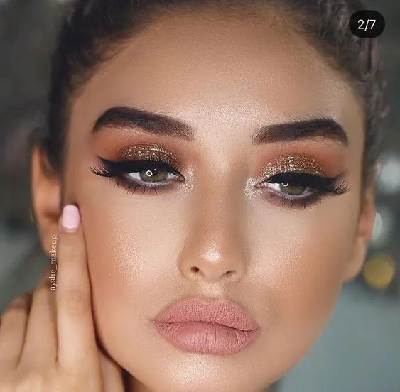 Brontouring: noul truc de pe TikTok pentru un ten sculptat, dar luminos