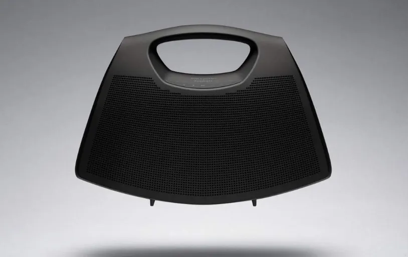 Balenciaga se autodepășește din nou proiectând o geantă pentru o boxă de lux Bang & Olufsen