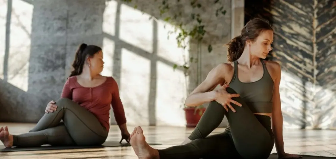 Poziții ușoare de yoga pentru a stimula fluxul de energie al corpului