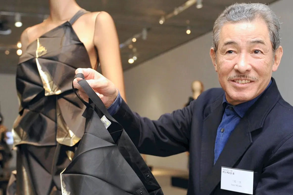 Designerul japonez Issey Miyake a murit la 84 de ani