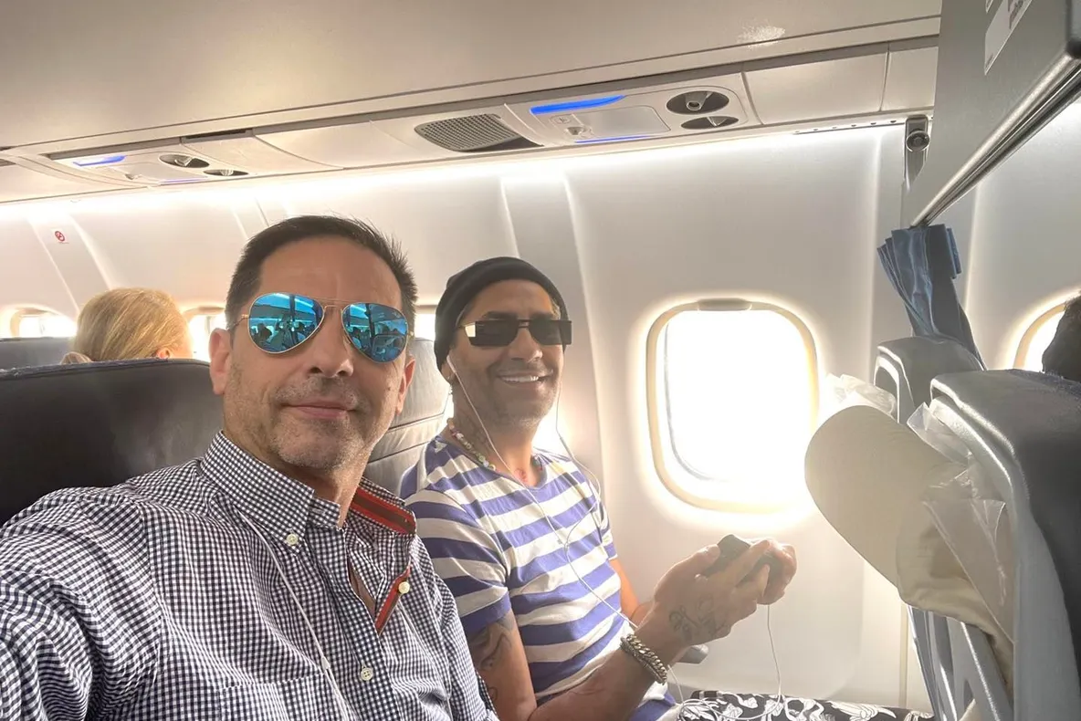 Ce căutau Dan Negru și Connect-R unul lângă altul în avion