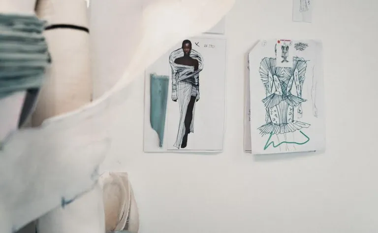 Balmain creează o rochie realizată din sticle de plastic Evian