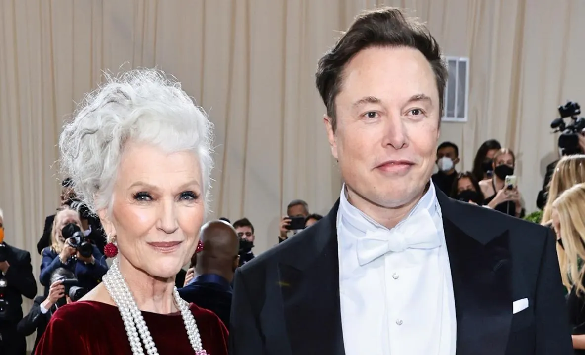 Mama lui Elon Musk, apariție futuristă la Săptămâna Modei de la New York