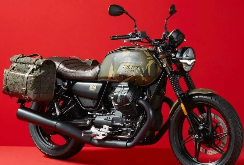 Gucci, Moto Guzzi & Palace: când moda întâlnește armata și rezultă o motocicletă V7, în ediție limitată