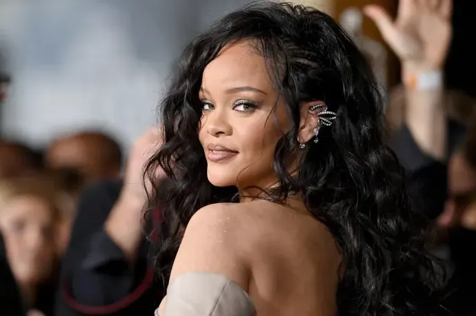 Rihanna, pe coperta Vogue împreună cu fiul ei
