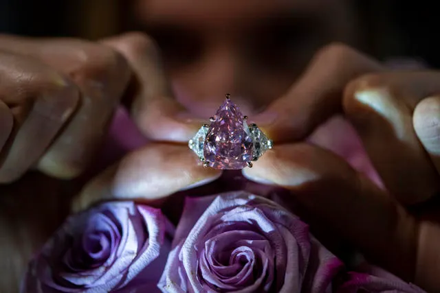 Cel mai mare diamant roz din lume, vândut cu 28,8 milioane de dolari