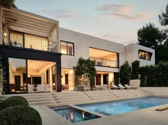 Travis Scott și Kylie Jenner își vând luxosul conac cu 7 dormitoare din Beverly Hills. Cât cer pe el, speră să facă profit