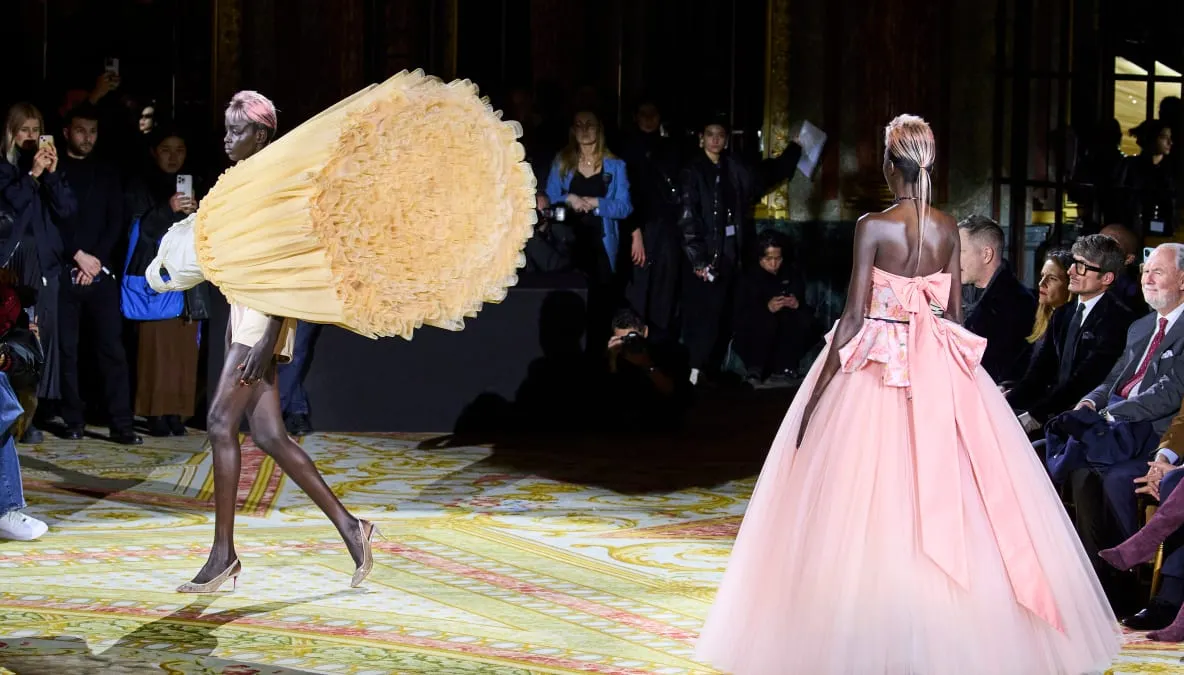 Viktor&Rolf Spring 2023 demonstrează că există multe moduri de a purta o rochie de bal