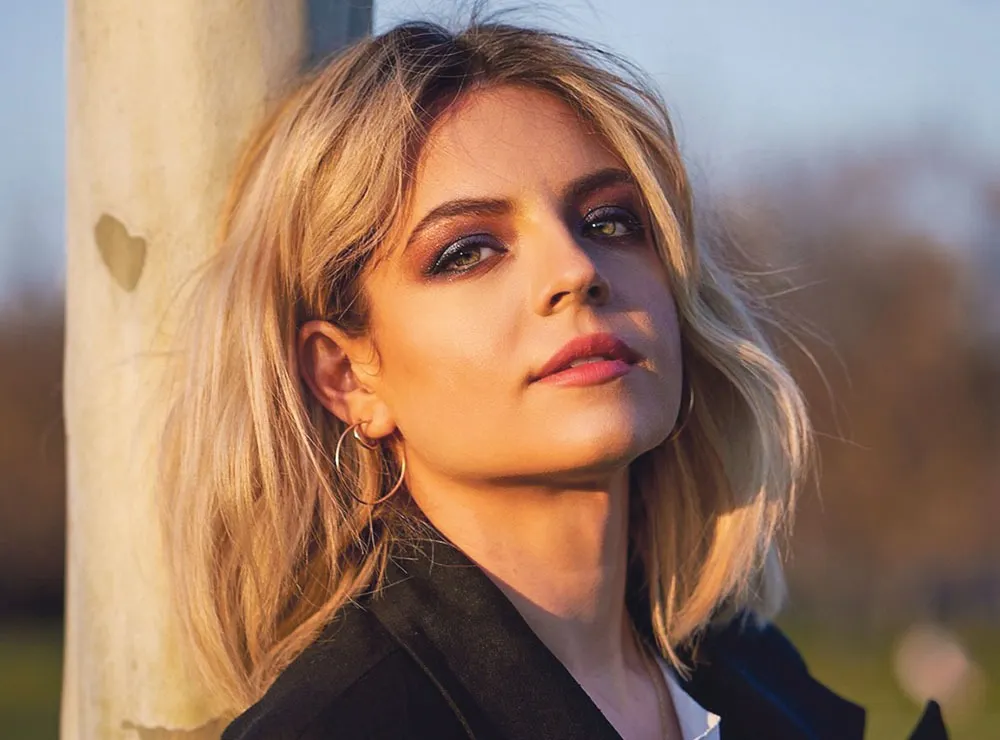 Victoria Răileanu s-a logodit la Paris. Și-a cunoscut viitorul soț pe o aplicație de dating