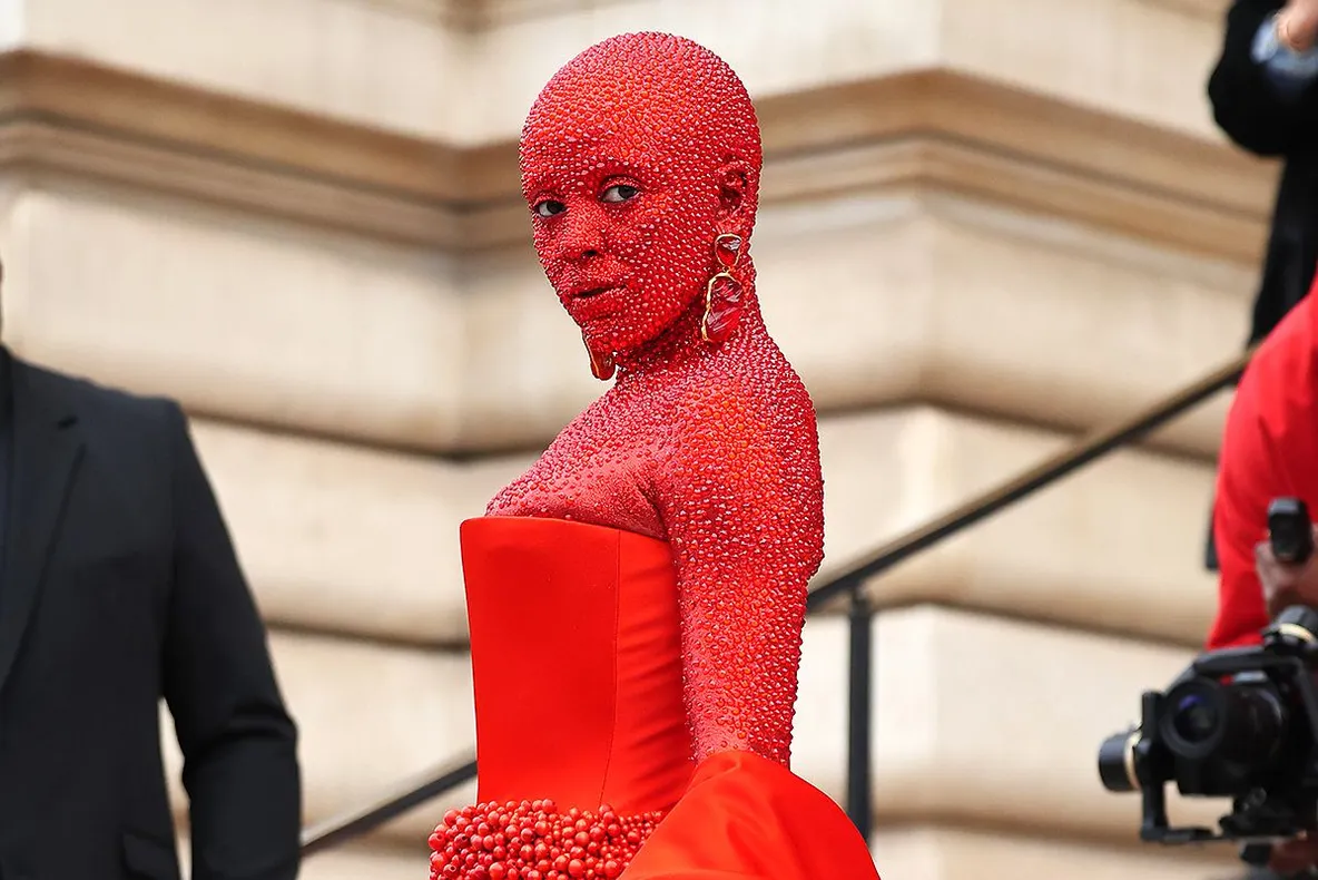 Doja Cat, apariție controversată la Paris Fashion Week. Și-a acoperit corpul cu peste 30.000 de cristale Swarovski