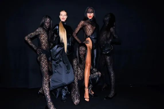 Mugler electrizează Parisul cu o prezentare de modă exclusivă după trei ani de absență