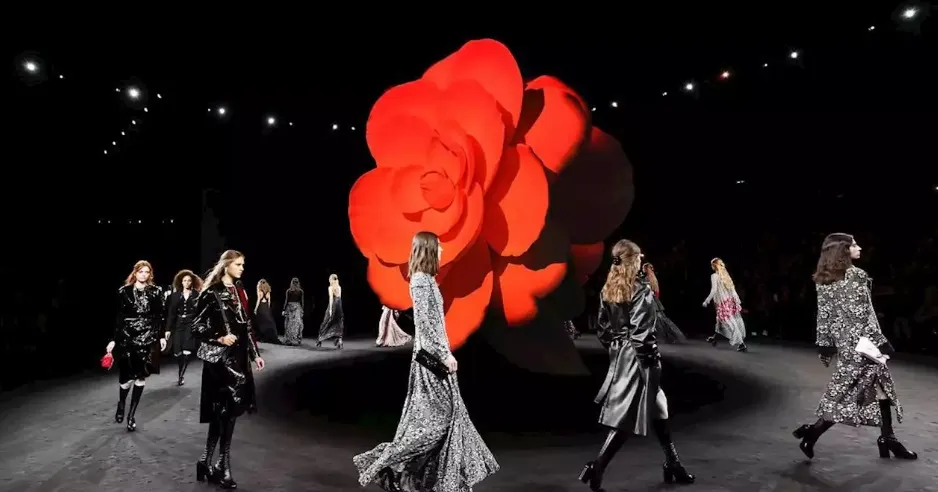 Chanel aduce un omagiu cameliei în 66 de figuri de stil