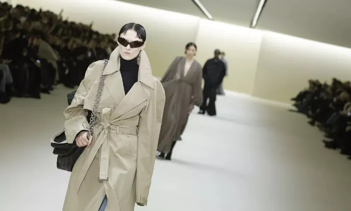 Podium minimalist și siluete structurate: Balenciaga se întoarce la origini