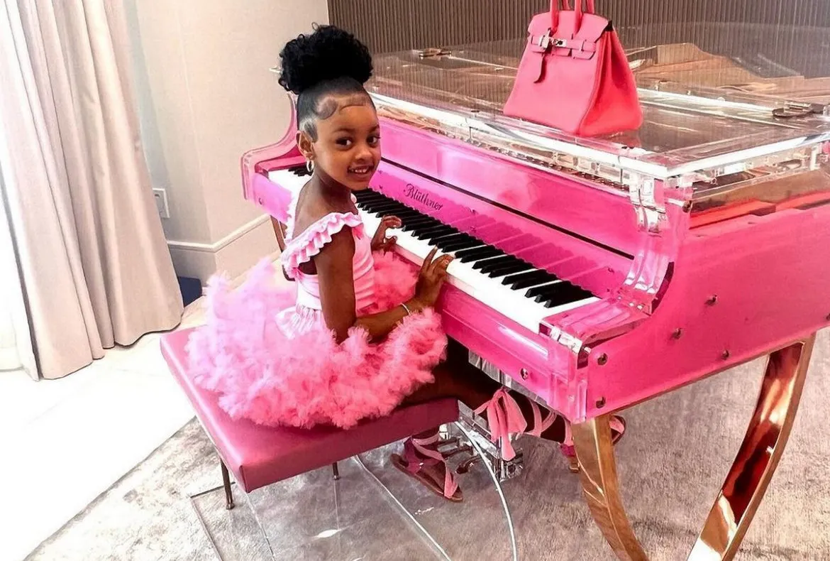 Cardi B, o nouă aroganță! I-a oferit fetiței sale o geantă Hermes Birkin