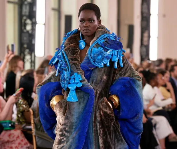 Extravaganța se întâlnește cu etnia la Schiaparelli Haute Couture Fall 2023