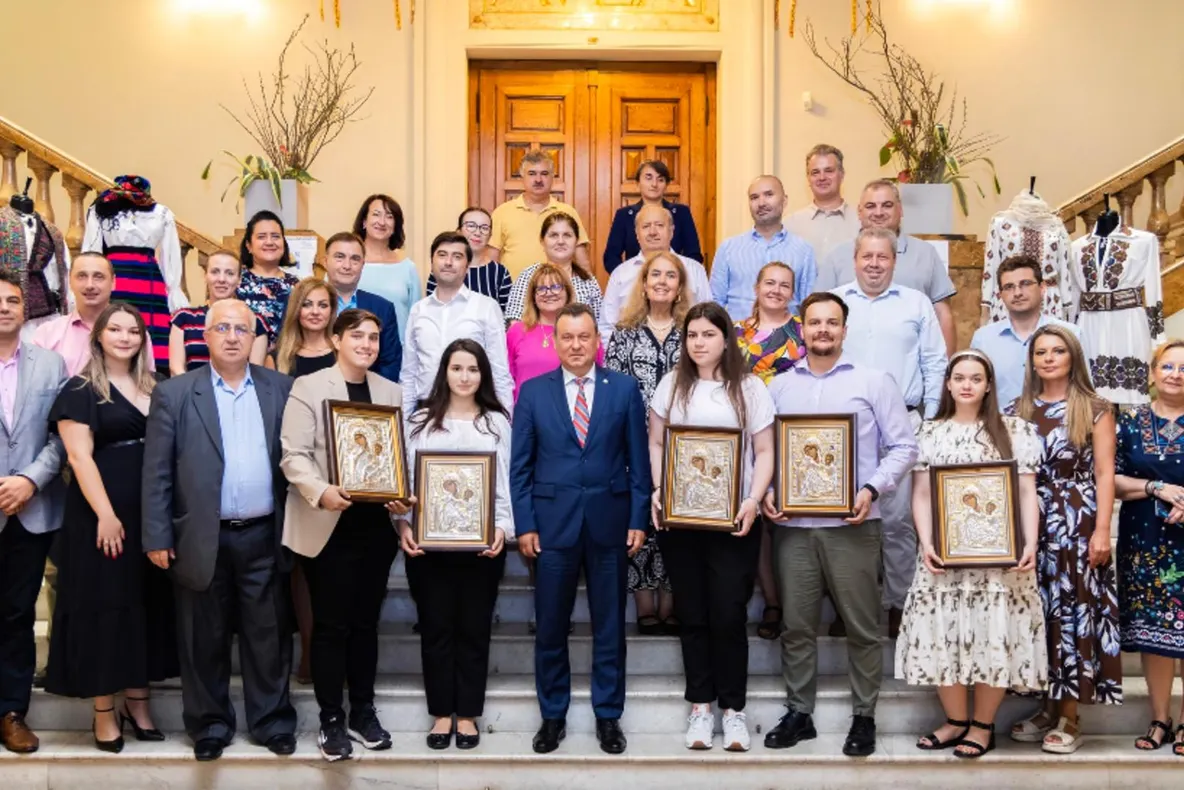 ASE răsplătește performanța. Studenții cu rezultate remarcabile, premiați cu icoane de valoare, în parteneriat cu Patriarhia Română
