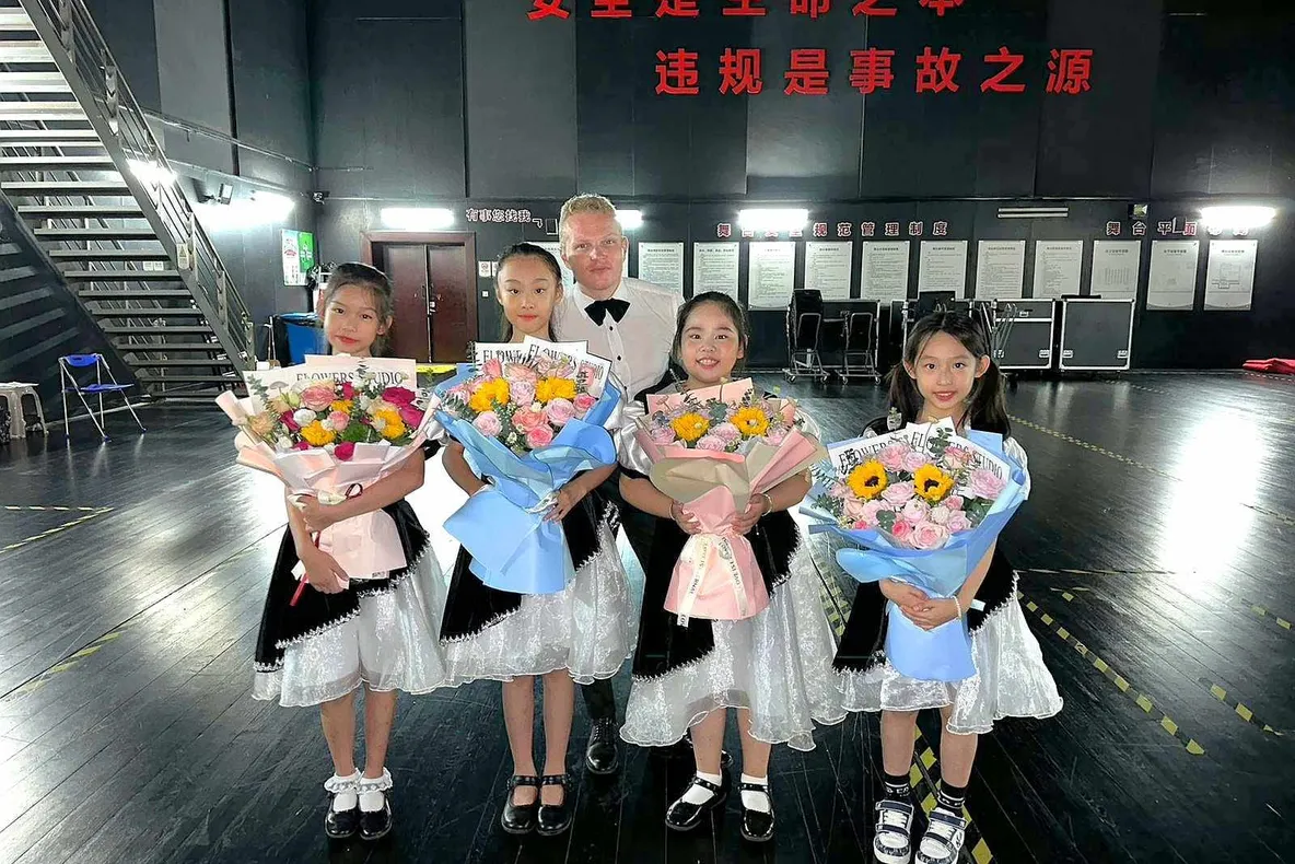Tenorul Ștefan von Korch în turneu cu managerul lui Jackie Chan în China