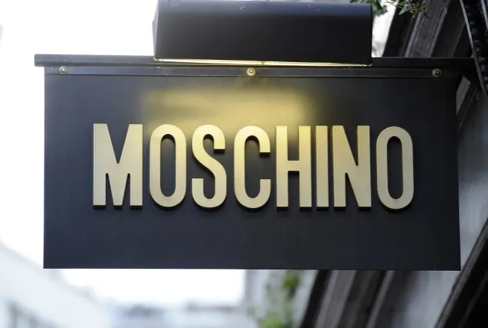 Designerul Adrián Appiolaza părăsește brandul Moschino