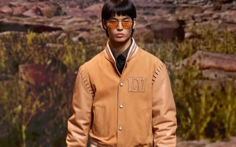 Louis Vuitton a dezvăluit jacheta Varsity de tip NFT