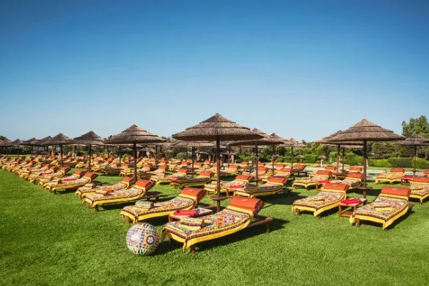 Dolce&Gabbana îmbracă hotelul Cala di Volpe cu rafinament pentru vară